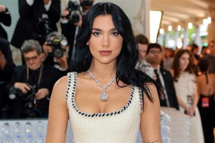 Dua Lipa Leeftijd: Alles Over Haar Jaren en Opmerkelijke Carrière