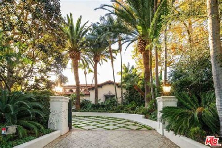Exploring N Roxbury Dr, Beverly Hills